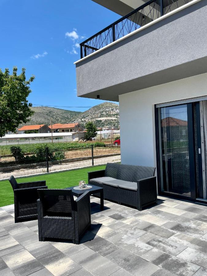 Apartments Maya & Tina Τρογκίρ Εξωτερικό φωτογραφία